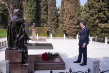 Georgian PM visits tomb of Great Leader Heydar Aliyev (PHOTO)