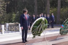 Премьер-министр Грузии Ираклий Кобахидзе посетил могилу великого лидера Гейдара Алиева (ФОТО)