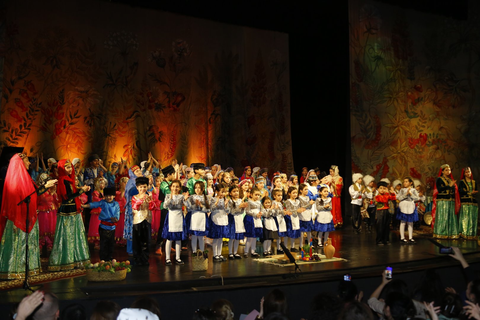 В Баку прошел праздничный театрализованный концерт, посвященный Новрузу (ФОТО)