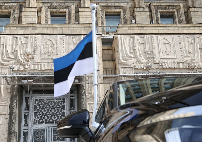 Estoniya rusiyalı diplomatı "arzuolunmaz şəxs" elan edib