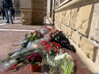 Baku residents lay flowers at Russian embassy (VIDEO/PHOTO)