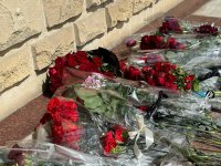Baku residents lay flowers at Russian embassy (VIDEO/PHOTO)