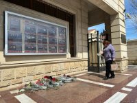 Жители Баку несут цветы к посольству России (ВИДЕО/ФОТО)