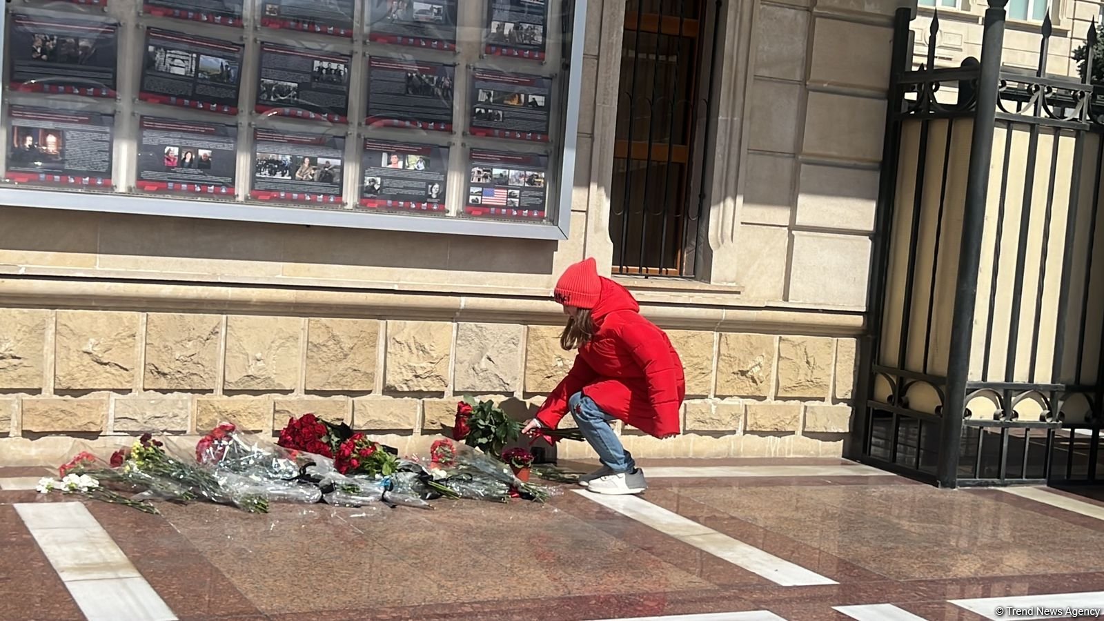 Жители Баку несут цветы к посольству России (ВИДЕО/ФОТО)