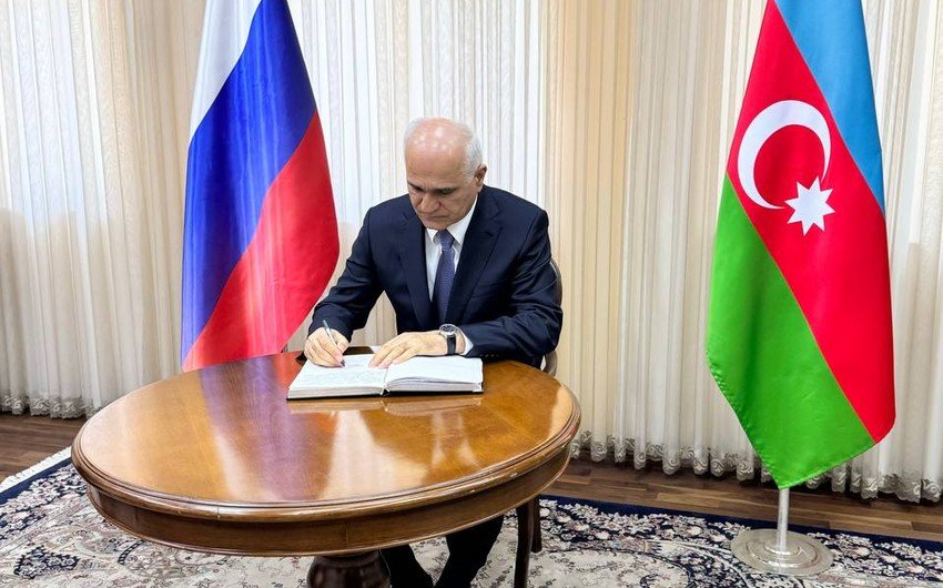 Шахин Мустафаев оставил запись в книге соболезнований посольства России в Азербайджане
