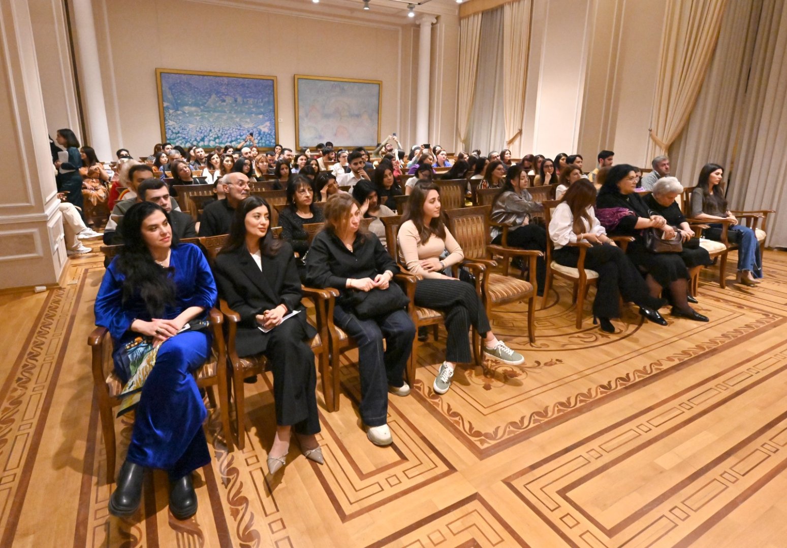 Национальная одежда, вечерние платья и смокинги - одним вечером в Баку (ФОТО)