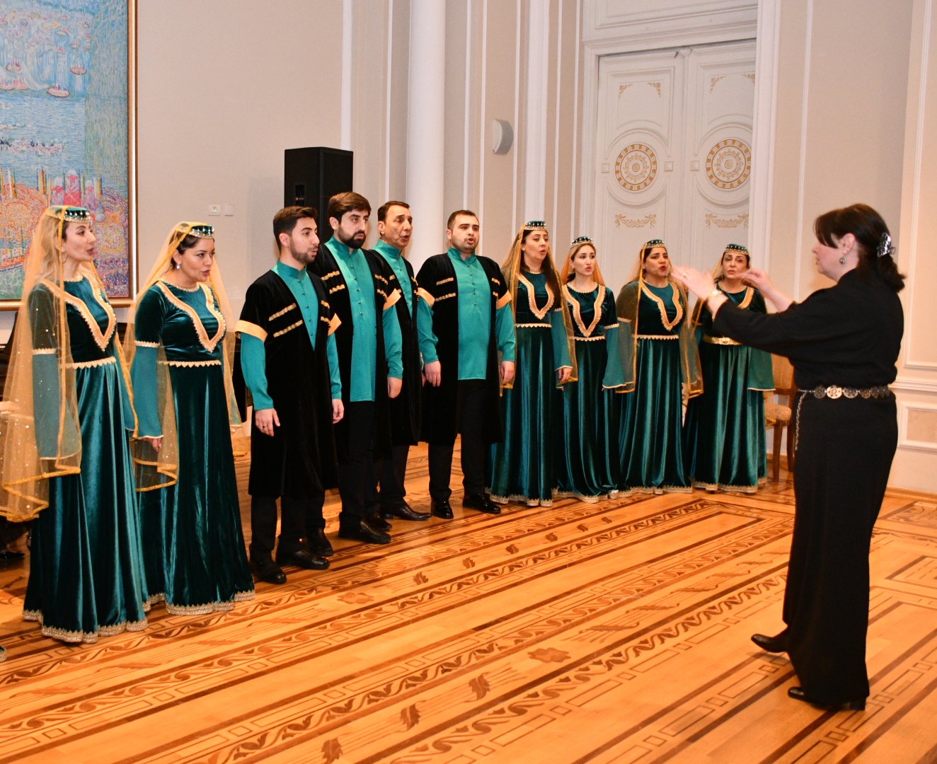 Национальная одежда, вечерние платья и смокинги - одним вечером в Баку (ФОТО)