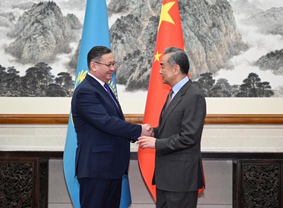 Китай готов наращивать взаимодействие с Казахстаном - глава МИД