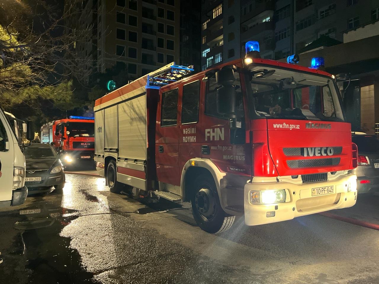 Пожар в жилом доме в Баку потушен, эвакуированы 50 человек (Обновлено) (ФОТО/ВИДЕО)
