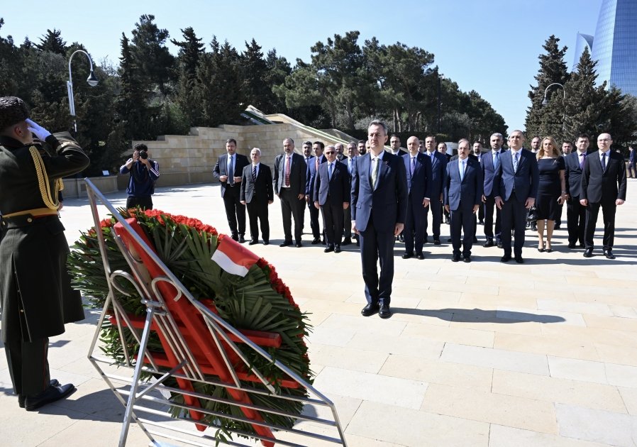 Халюк Гёргюн посетил Аллею шехидов и памятник "Турецкое шехидство" в Баку (ФОТО)