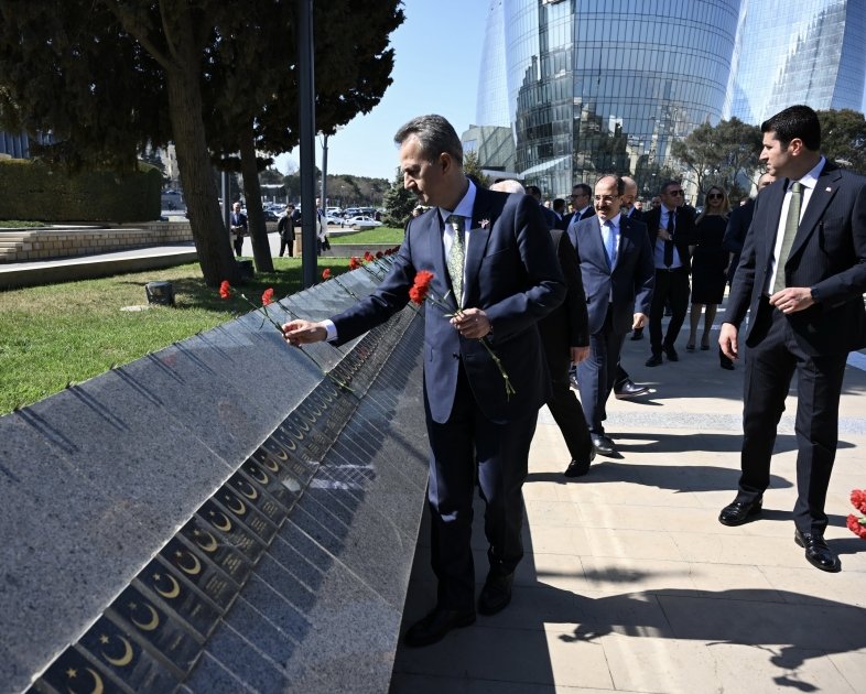 Халюк Гёргюн посетил Аллею шехидов и памятник "Турецкое шехидство" в Баку (ФОТО)