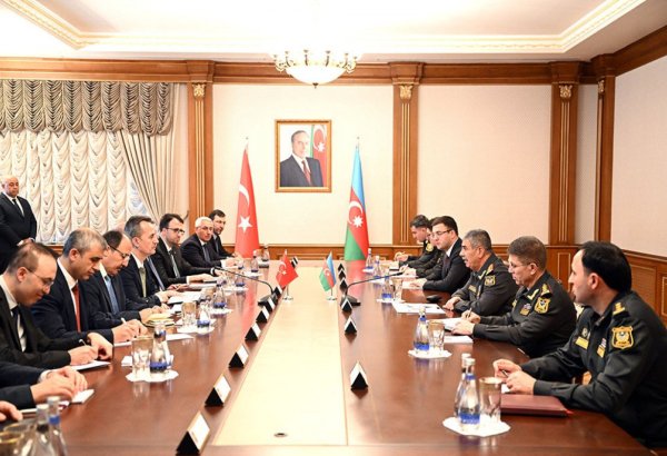 Azerbaijani Defense Minister meets Turkish delegation (PHOTO)