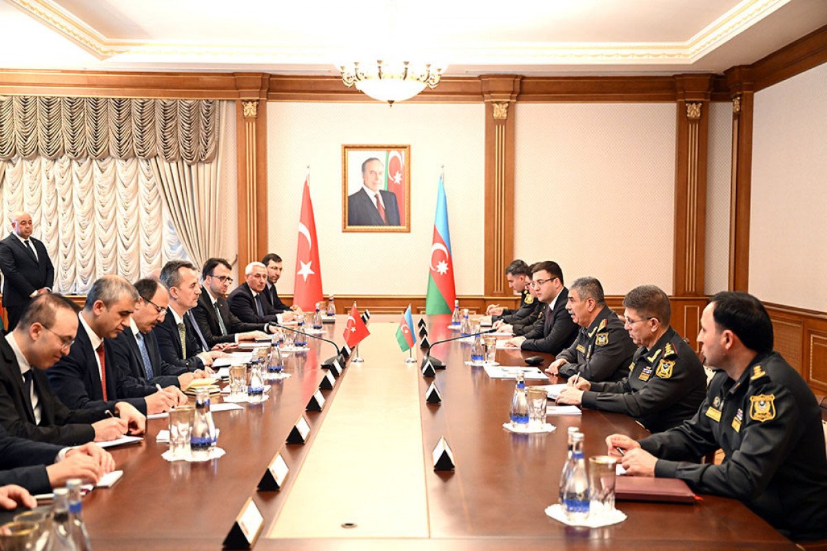 Azerbaijani Defense Minister meets Turkish delegation (PHOTO)