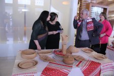 В рамках Дней культуры Беларуси в Азербайджане прошла выставка банеров и работ народных умельцев (ФОТО)
