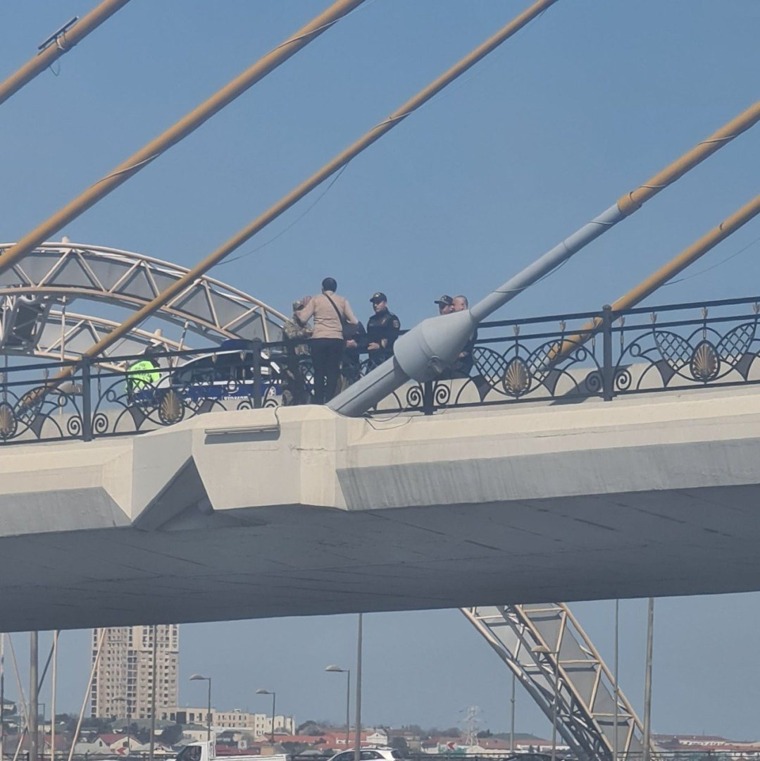 "Koroğlu" körpüsündən özünü atmaq istədi - Polis qarşısını aldı (FOTO)