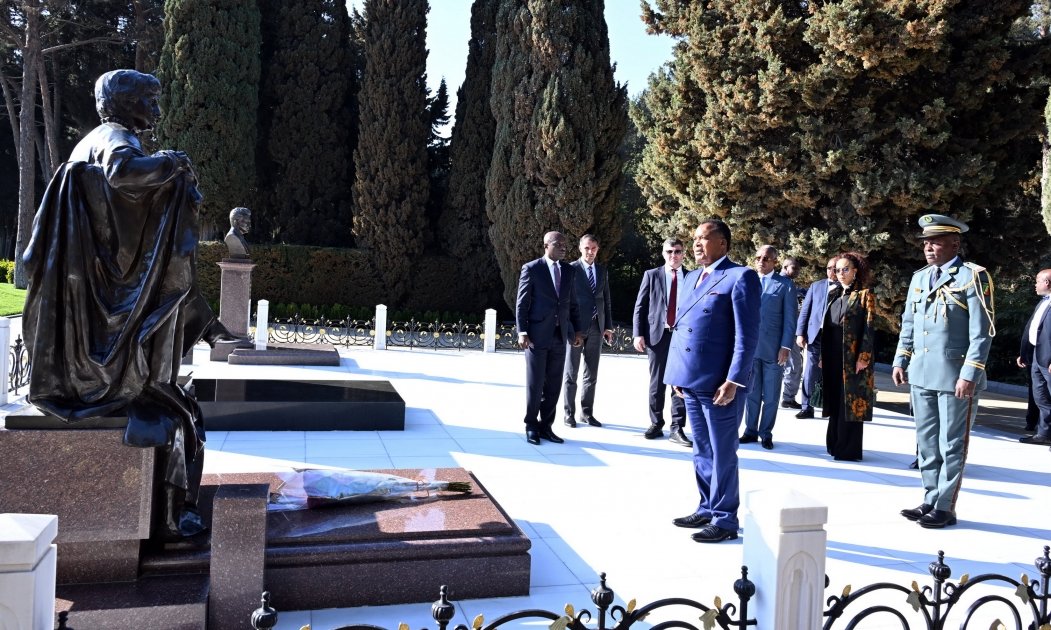 Президент Республики Конго почтил память великого лидера Гейдара Алиева (ФОТО)