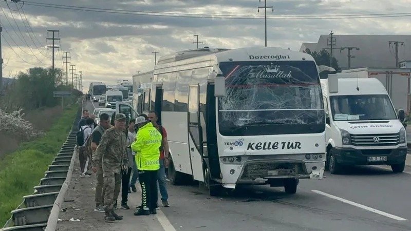 Türkiyədə hərbçiləri daşıyan avtobus servis maşını ilə toqquşub: 16 yaralı