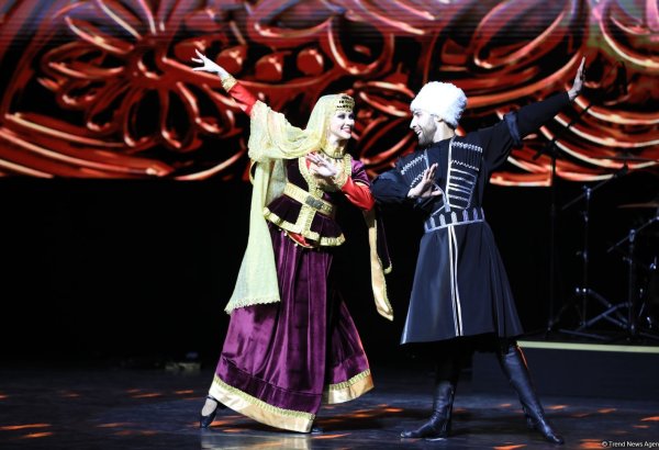 Перед свадьбой азербайджанец и белорусска выразили свою любовь в танце Naz eləmə (ВИДЕО, ФОТО)