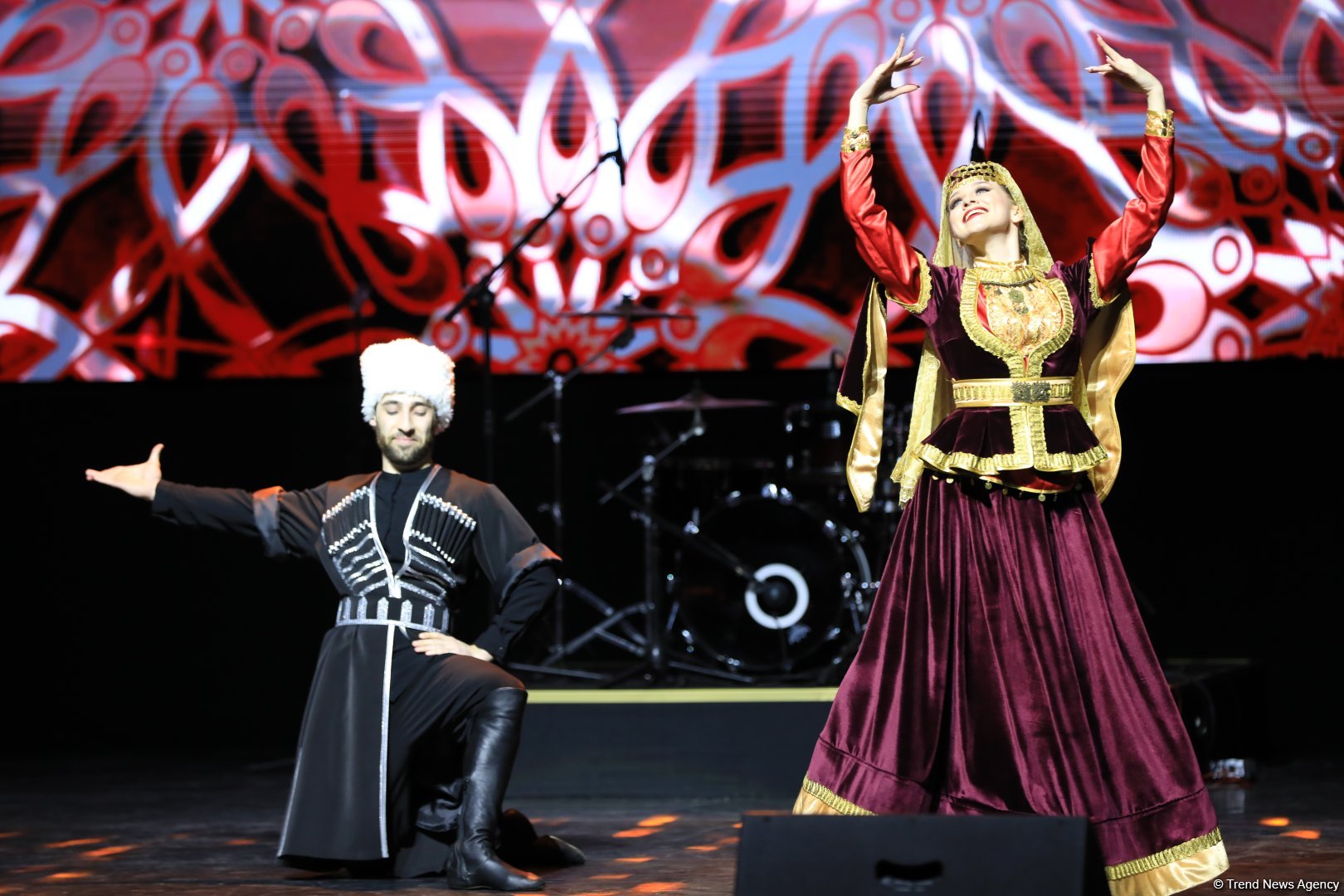 Перед свадьбой азербайджанец и белорусска выразили свою любовь в танце Naz eləmə (ВИДЕО, ФОТО)