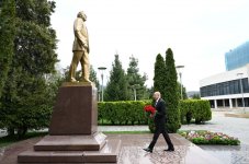Президент Ильхам Алиев посетил памятник общенациональному лидеру Гейдару Алиеву в городе Габала