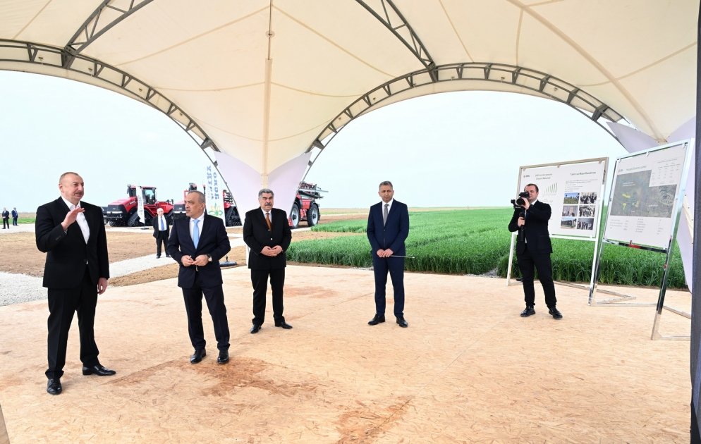 Президент Ильхам Алиев ознакомился с комплексом установок для подачи оросительной воды на принадлежащий ООО «Agro Dairy» земельный участок в Гаджигабуле (ВИДЕО/ФОТО)