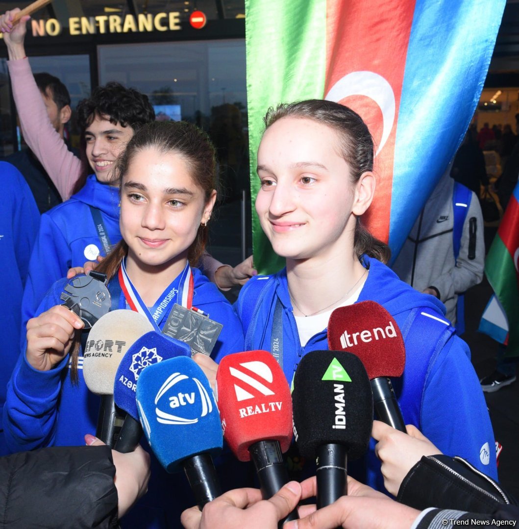 Avropa çempionatında qızıl və gümüş medallar qazanan gimnastlarımız Vətənə dönüblər (FOTO)