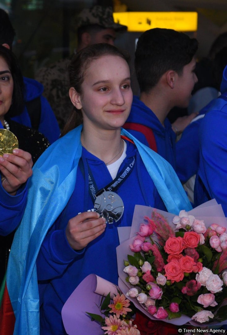 Avropa çempionatında qızıl və gümüş medallar qazanan gimnastlarımız Vətənə dönüblər (FOTO)