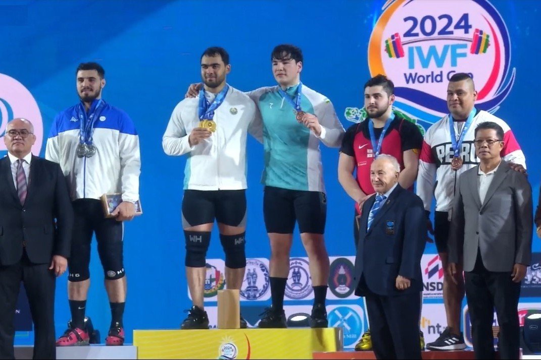 Азербайджанский штангист завоевал три серебряные медали на чемпионате мира