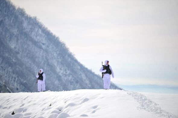 Боевой дух военнослужащих, несущих службу в условиях горного рельефа и снежной погоды, находится на высоком уровне - ГПС (ФОТО)