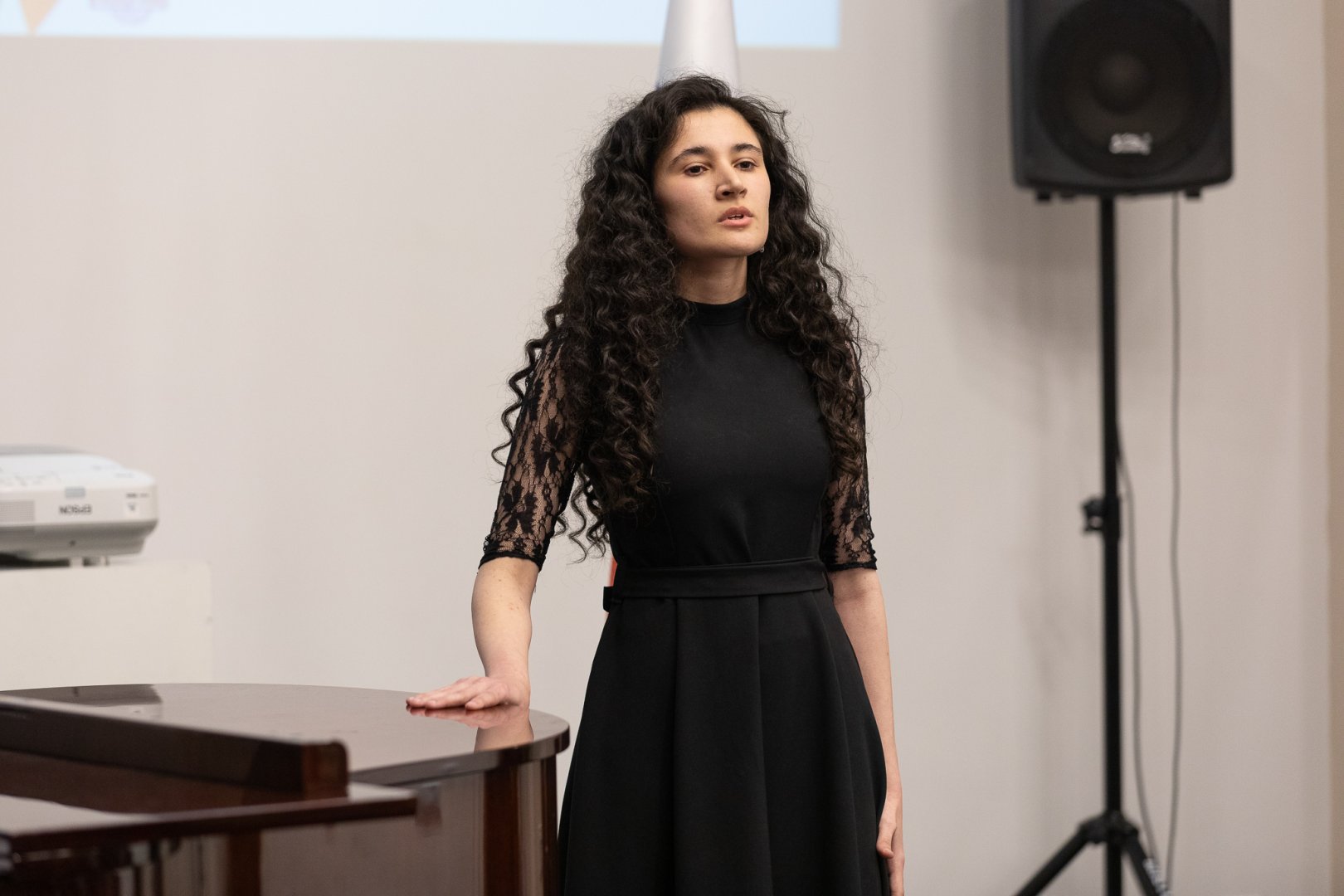Он меняет голос как костюмы… В Баку прошел концерт уникального вокалиста Ильхама Назарова (ФОТО)