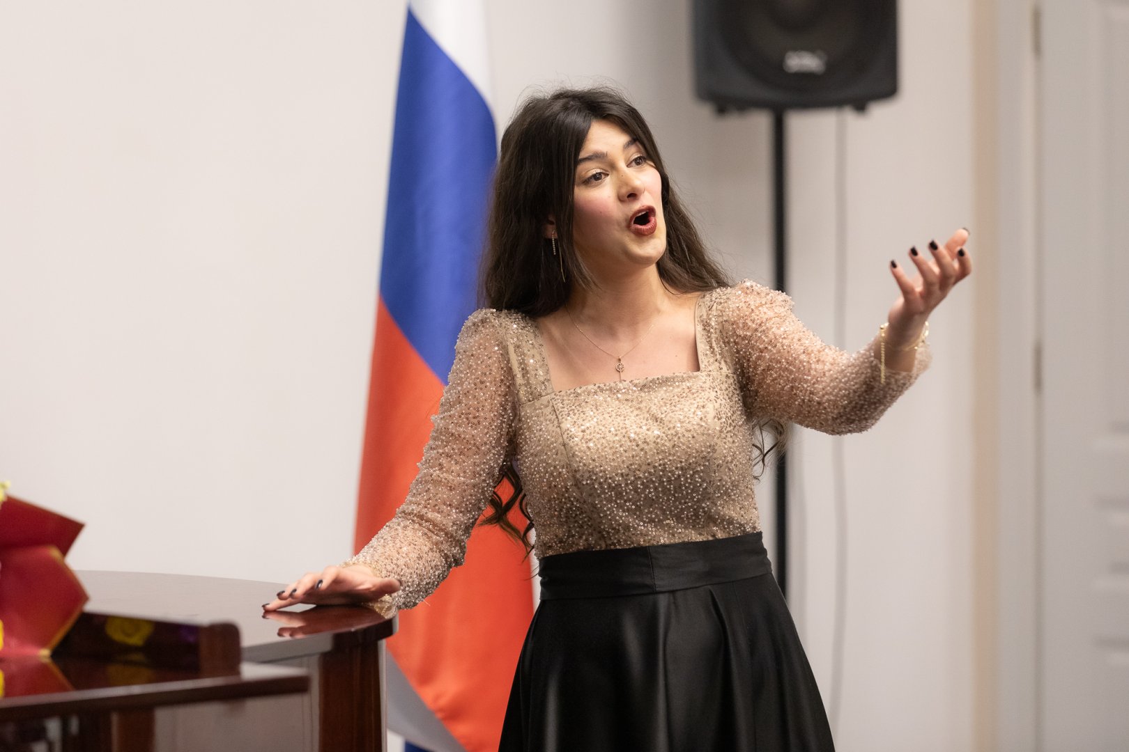 Он меняет голос как костюмы… В Баку прошел концерт уникального вокалиста Ильхама Назарова (ФОТО)