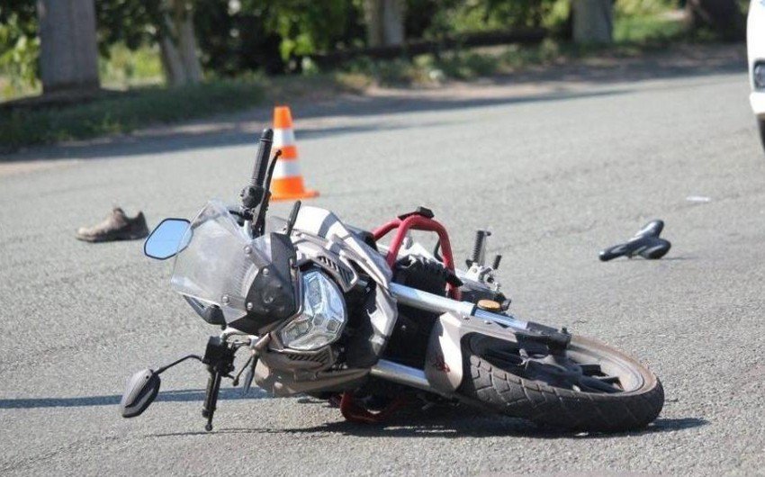Sabunçuda motosiklet ağaca çırpıldı: sürücü öldü