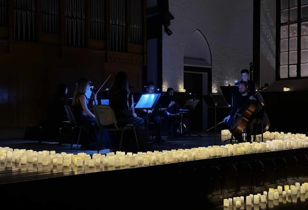 Песни Уитни Хьюстон, Тины Тёрнер, Селин Дион и Адель прозвучали в Баку при сотнях свечей (ФОТО)