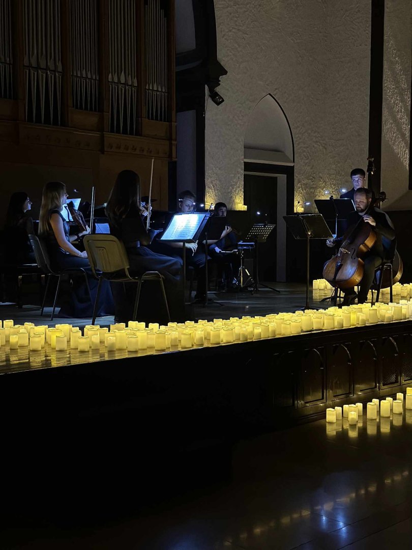 Песни Уитни Хьюстон, Тины Тёрнер, Селин Дион и Адель прозвучали в Баку при сотнях свечей (ФОТО)