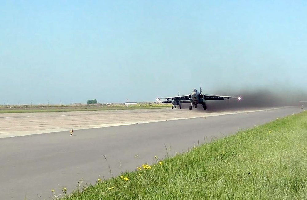 Azerbaijan's Air Forces hold training flights (VIDEO)