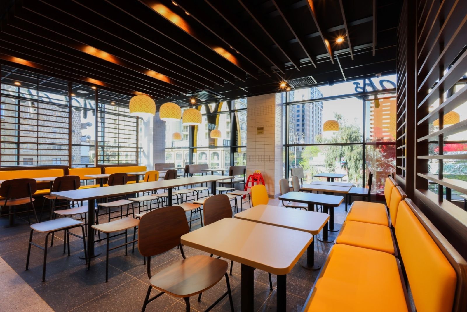 “McDonald's”ın köhnə Nəsimi bazarının yerində yeni restoranı açılıb (FOTO)