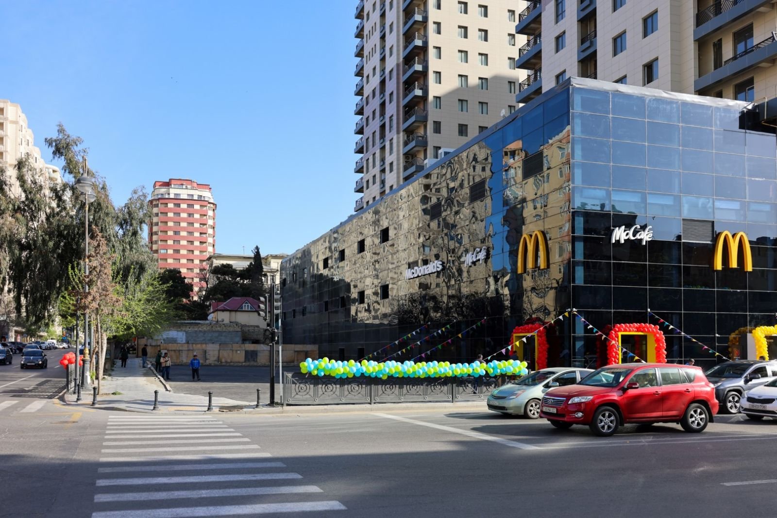 “McDonald's”ın köhnə Nəsimi bazarının yerində yeni restoranı açılıb (FOTO)