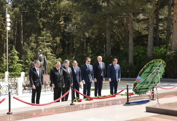 Грузинские парламентарии посетили могилу великого лидера Гейдара Алиева и Аллею шехидов (ФОТО)