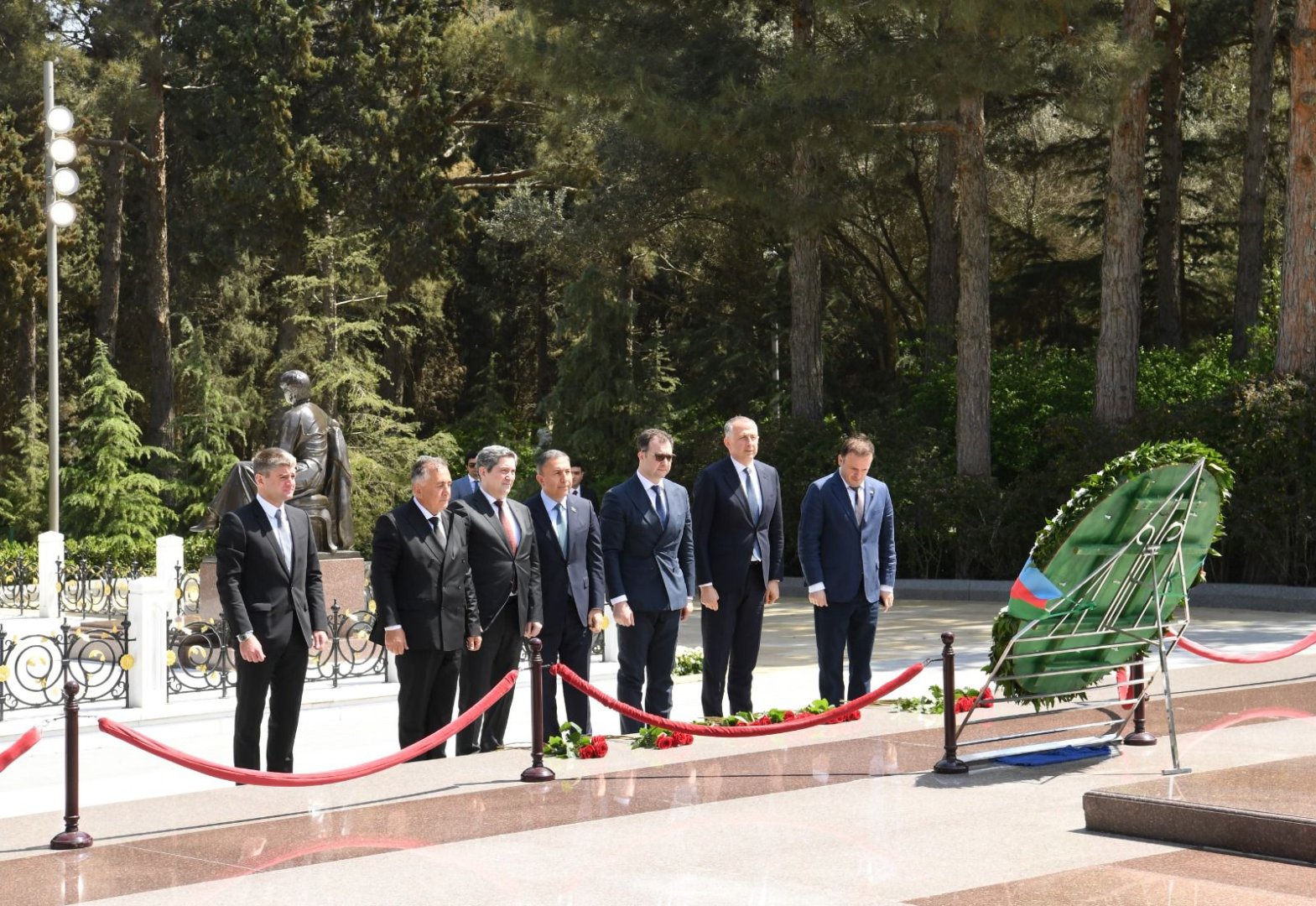 Грузинские парламентарии посетили могилу великого лидера Гейдара Алиева и Аллею шехидов (ФОТО)