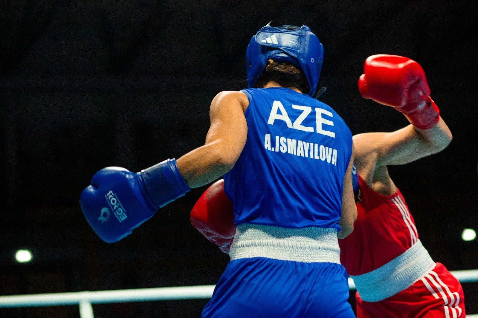 Азербайджанская спортсменка обыграла на ЧЕ по боксу соперницу из Армении