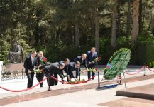Georgian MPs pay tribute to tomb of Great Leader Heydar Aliyev, Alley of Martyrs (PHOTO)
