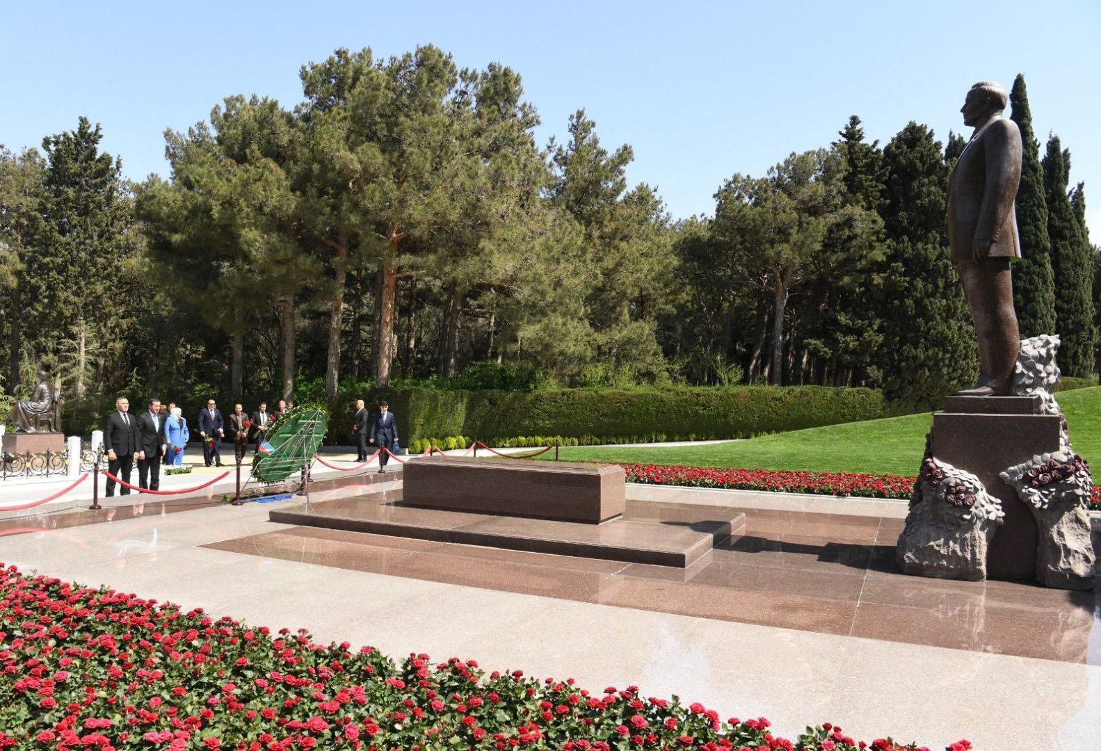 Алжирские парламентарии посетили могилу великого лидера Гейдара Алиева и Аллею шехидов (ФОТО)