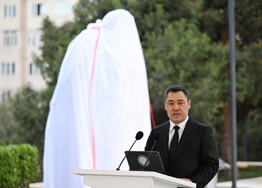 Президент Ильхам Алиев и Президент Садыр Жапаров приняли участие в церемонии открытия памятника Чингизу Айтматову в Баку (ФОТО)