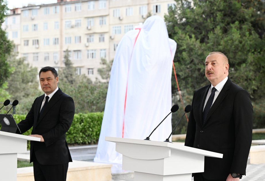 Президент Ильхам Алиев и Президент Садыр Жапаров приняли участие в церемонии открытия памятника Чингизу Айматову в Баку (ФОТО)