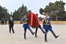 Президент Кыргызстана почтил в Баку память шехидов (ФОТО)