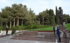 Садыр Жапаров посетил могилу общенационального лидера Гейдара Алиева (ФОТО)