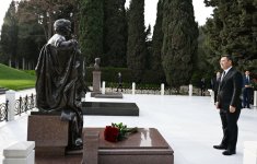 Садыр Жапаров посетил могилу общенационального лидера Гейдара Алиева (ФОТО)