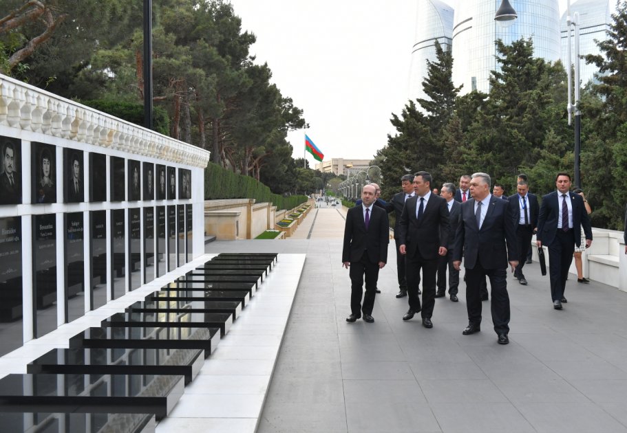 President of Kyrgyzstan pays tribute to martyrs in Baku