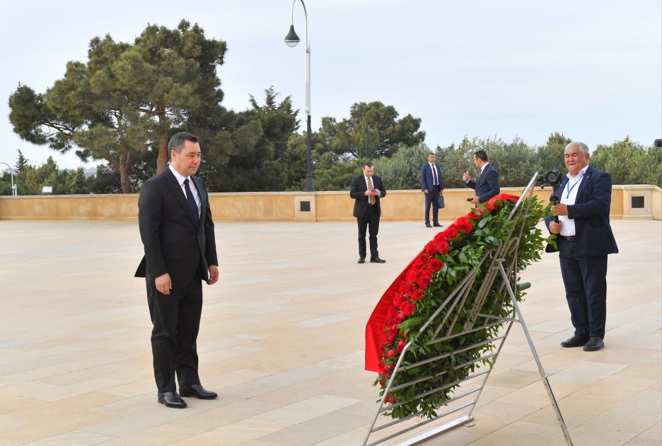 Президент Кыргызстана почтил в Баку память шехидов (ФОТО)