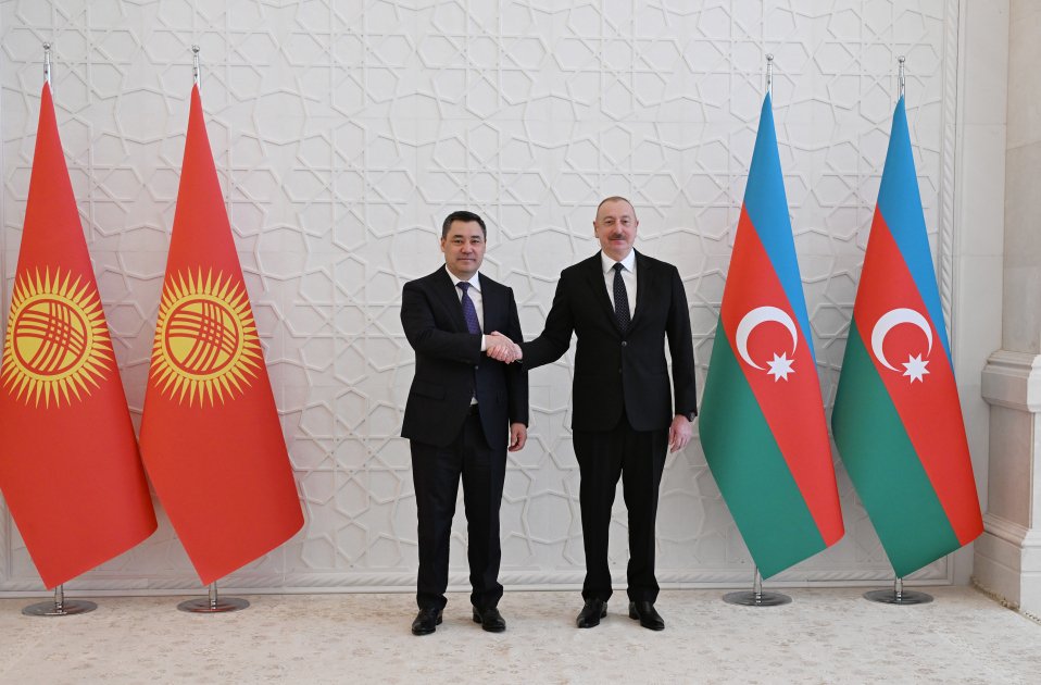В Баку состоялась церемония официальной встречи Президента Кыргызстана (ФОТО)
